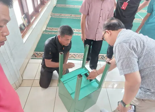 Petugas Polsek Pancoran Mas dibantu warga berhasil menangkap pencuri kotak emas di masjid. (Sumber: Polres Metro Depok)