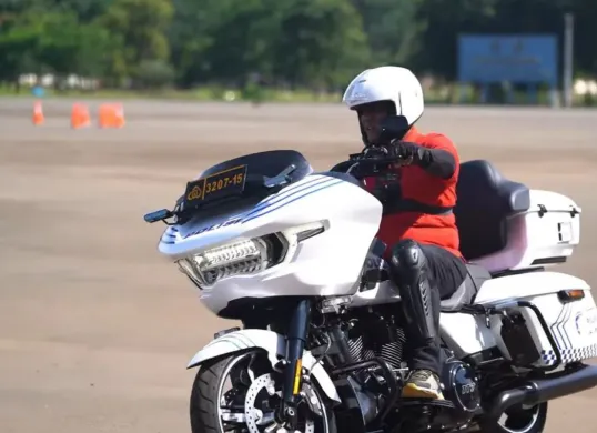 Korlantas Polri menambah dua motor besar terbaru, Harley-Davidson Road Glide Police dan BMW R 1300 GS. (Sumber: YouTube/NTMC Polri)