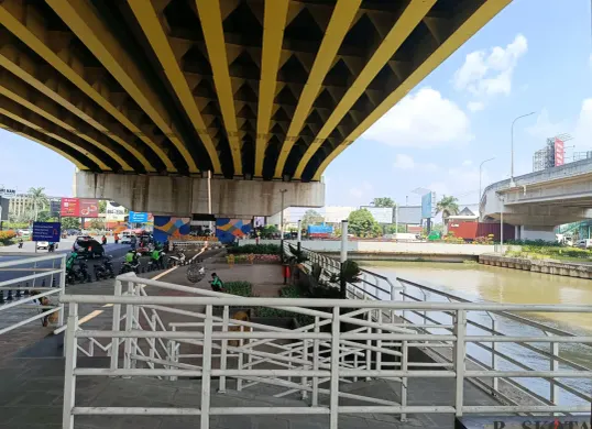 Kondisi lalu lintas di sekitar Kalimalang, Bekasi Selatan, terpantau ramai lancar meski diterapkan sistem contraflow arah Jakarta, Selasa, 14 Oktober 2025. (Sumber: POSKOTA | Foto: Nurpini Aulia Rapika)