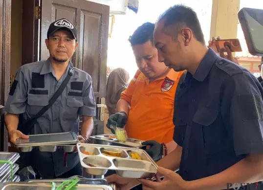 Tim Inafis Polres Cimahi memeriksa MBG di SMPN 1 Cisarua, Kabupaten Bandung Barat, Jawa Barat, Selasa, 14 Oktober 2025. (Sumber: Poskota/Gatot Poedji Utomo)