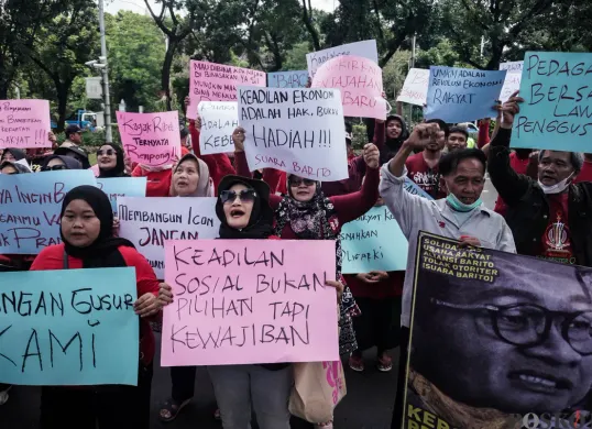 Sejumlah pedagang Pasar Barito yang tergabung dalam Solidaritas Usaha Rakyat Aliansi Barito Tolak Otoriter (Suara Barito) melakukan aksi di depan Balai Kota, Jakarta, Selasa, 14 Oktober 2025. (Sumber: Poskota/Bilal Nugraha Ginanjar)