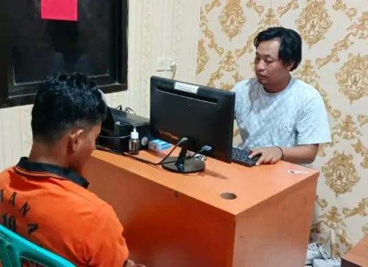 Seorang kuli bangunan berinisial SD saat menjalani pemeriksaan atas kasus pembobolan toko kelontong yang dilakukannya beberapa waktu lalu. (Sumber: Polres Serang)