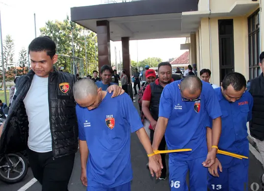 Tiga tersangka pelaku curat yang diringkus petugas Sat Reskrim Polres Purwakarta. (Sumber: POSKOTA | Foto: Dadan Sukmana)