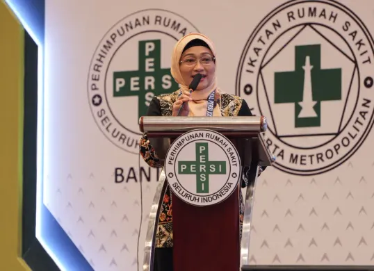 Direktur Utama Admedika Dian Prambini saat memberikan paparan pada acara Seminar Nasional PERSI XXI, Seminar Patient Safety XIX, dan Hospital Expo XXXVII di ICE BSD, Tangerang. (Sumber: Corporate Communication PT Telkom Indonesia (Persero) Tbk)
