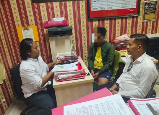 Tersangka SD oknum guru honorer saat menjalani pemeriksaan. (Sumber: Polres Serang)