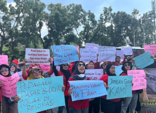 Puluhan pedagang Pasar Barito berunjuk rasa di depan Gedung Balai Kota DKI Jakarta, Selasa, 14 Oktober 2025 menolak direlokasi. (Sumber: Poskota/Pandi Ramedhan)