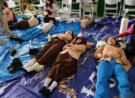 Kondisi paras siswi SMPN 1 Cisarua Kabupaten Barat, Jawa Barat, mendapat perawatan intensif seusai keracunan, Selasa, 14 Oktober 2025. (Sumber: Poskota/Gatot Poedji Utomo)
