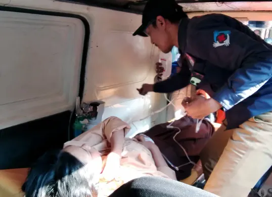 Salah seorang siswa SMPN1 Cisarua KBB saat hendak dibawa ke rumah sakit menggunakan ambulans. (Sumber: POSKOTA | Foto: Gatot Poedji Utomo)