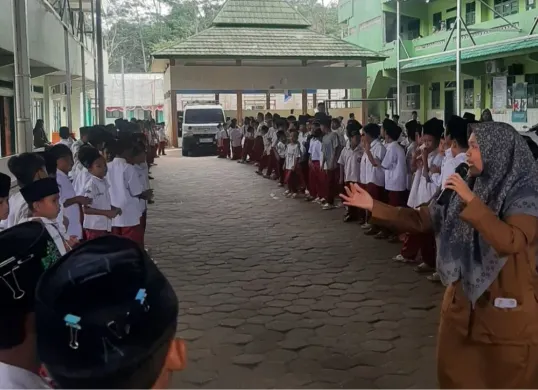 Para siswa di Sekolah Malnu Menes, Kabupaten Pandeglang, menantikan kedatangan MBG. (Sumber: Dok. SPPG Bakti Mandiri)