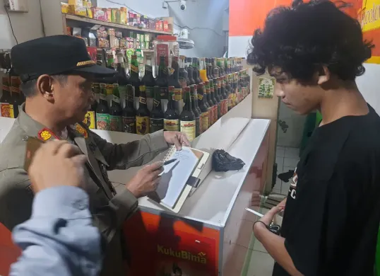 Petugas gabungan menggrebek toko jamu penjual miras oplosan di Jalan Raya Muchtar Sawangan, Kota Depok. (Sumber: Polsek Bojongsari)