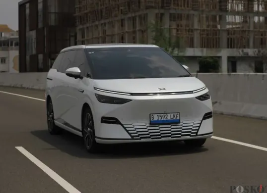 Mobil listrik Xpeng X9 dijajal di rute Jakarta-Bogor. (Sumber: Poskota/Erwan Hartawan)