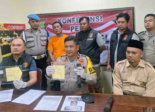 Kapolsek Babelan Kompol Wito dan jajarannya menunjukkan barang bukti hasil kejahatan pasutri pelaku aksi curanmor di Kampung Ujung Harapan, Selasa 14 Oktober 2025. (Sumber: POSKOTA | Foto: Nurpini Aulia Rapika)