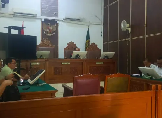 Sidang gugatan praperadilan yang diajukan tiga tersangka kasus dugaan penambangan tanpa izin yang melibatkan PT PMJ di PN Jaksel, Senin, 13 Oktober 2025. (Sumber: Istimewa)