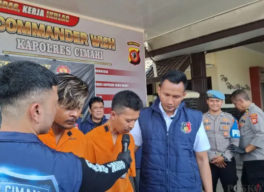 Dua pelaku pembunuhan TKW asal Garut dihadirkan dalam gelar perkara di Mako Polres Cimahi, Selasa, 14 Oktober 2025. (Sumber: Poskota/Gatot Poedji Utomo)