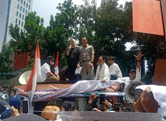 Ketua Komisi D DPRD DKI Jakarta, Yuke Yurike dan Anggota Komisi E, Chicha Koeswoyo didampingi Sekretaris DPRD, Augustinus berdialog langsung dengan pengunjuk rasa. (Sumber: Dok. DDJP)