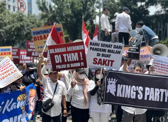 Massa yang tergabung dalam Gerakan Karyawan Hiburan Jakarta dan Asosiasi Pengusaha Hiburan Jakarta, berunjuk rasa di depan Gedung DPRD DKI Jakarta, Selasa, 14 Oktober 2025. (Sumber: POSKOTA | Foto: Pandi Ramedhan)