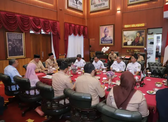 Bupati Bogor bersama dengan PT KAI melakukan audiensi di Pendopo Bupati. (Sumber: Pemkab Bogor)