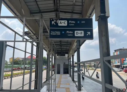 Halte Bus Transjakarta di Cakung, Jakarta Timur, terbengkalai, Rabu, 15 Oktober 2025. (Sumber: Poskota/M. Tegar Jihad)