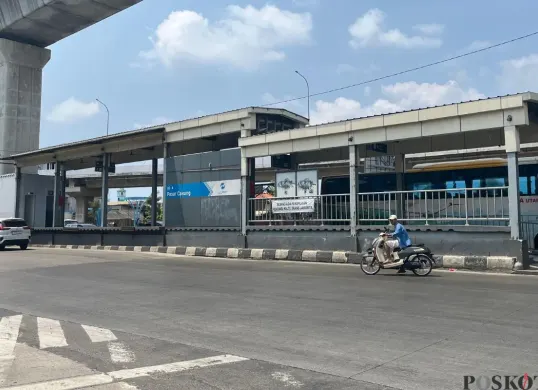 Situasi Halte Transjakarta Cakung, Jakarta Timur, terbengkalai, Rabu, 15 Oktober 2025. (Sumber: Poskota/M. Tegar Jihad)