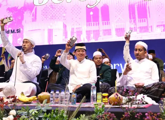 Dzikir dan sholawat bersama Habib Ali Zainal serta Habib Husain bin Ja’far dalam rangka HUT ke-393 Kabupaten Tangerang, digelar di Alun-alun Tigaraksa, Kabupaten Tangerang, Selasa, 14 Oktober 2025. (Sumber: Istimewa)