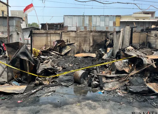 Empat orang tewas dalam insiden kebakaran rumah semi permanen di Jalan Pademangan Raya 5 RT 07 RW 01, Pademangan, Jakarta Utara, Rabu, 15 Oktober 2025. (Sumber: Poskota/Pandi Ramedhan)