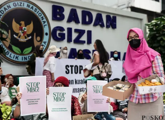 Aksi Para Ibu Tuntut Penghentian Makan Bergizi Gratis
