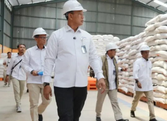Potret Direktur Utama Perum Bulog, Ahmad Rizal Ramdhani (depan) saat berkunjung ke gudang Bulog di wilayah Ternate. (Sumber: Perum Bulog)