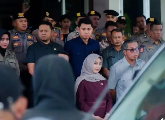 Dheninda Chaerunnisa tengah menjadi sorotan publik setelah ekspresinya saat aksi demonstrasi di depan Gedung DPRD Gorontalo Utara viral di media sosial. (Sumber: Instagram/@dinychaerunnisa._)