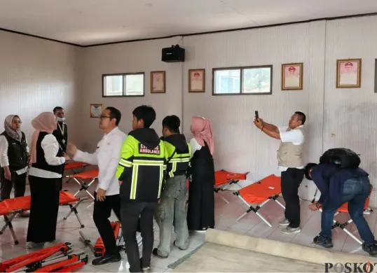 Dinkes Bandung Barat membuka posko antisipasi tambahan korban keracunan, Rabu, 15 Oktober 2025. (Sumber: Poskota/Gatot Poedji Utomo)