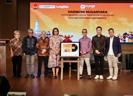 CEO Nuon Aris Sudewo, CEO Playup Pascal Lasmana, Ketua Yayasan Tunas Bakti Indonesia Emas Acep Somantri, dan Gusti Kanjeng Ratu Mangkubumi saat peluncuran gerakan Harmoni Nusantara. (Sumber: Corporate Communication PT Telkom Indonesia (Persero) Tbk)