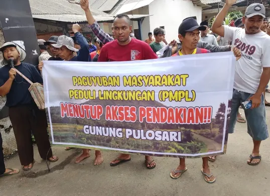 Puluhan warga dari Kecamatan Mandalawangi, Kabupaten Pandeglang, melakukan aksi penutupan jalur pendakian wisata Gunung Pulosari. (Sumber: Dok. Warga)