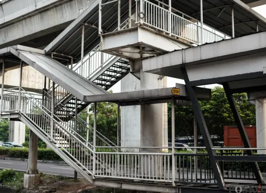 Halte Transjakarta BNN Satu Terbengkalai