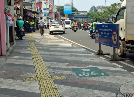 Pemandangan jalur khusus sepeda di sepanjang Jalan Margonda, Kota Depok, Rabu, 15 Oktober 2025. (Sumber: Poskota/Angga Pahlevi)