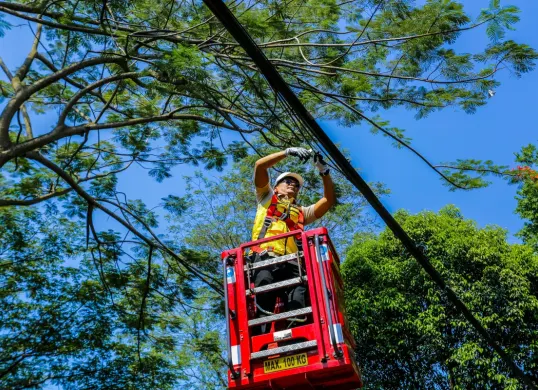 Wali Kota Bogor, Jenal Mutaqin menertibkan kabel udara di kawasan Sempur, Bogor Tengah, Kota Bogor. (Sumber: Dok. Pemkot Bogor)