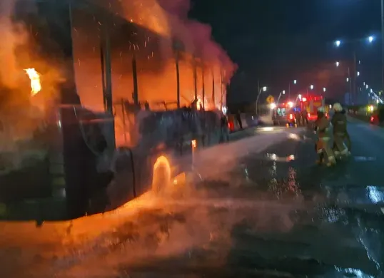 Kebakaran Bus Royaltrans di Kelapa Gading, Jakarta Utara mengarah ke Depo Cawang, Jakarta Timur, pada pada Selasa, 14 Oktober 2025. (Sumber: Istimewa)