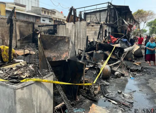 Satu keluarga tewas dalam kebakaran rumah semi permanen di Jalan Pademangan Raya 5 RT 07 RW 01, Pademangan, Jakarta Utara, Rabu, 15 Oktober 2025. (Sumber: Poskota/Pandi Ramedhan)