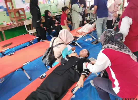 Kondisi siswi SMKN 1 Cisarua Bandung Barat mendapat perawatan intensif di aula kesehatan sekolah, Rabu 15 Oktober 2025. (Sumber: Poskota/Gatot Poedji Utomo)