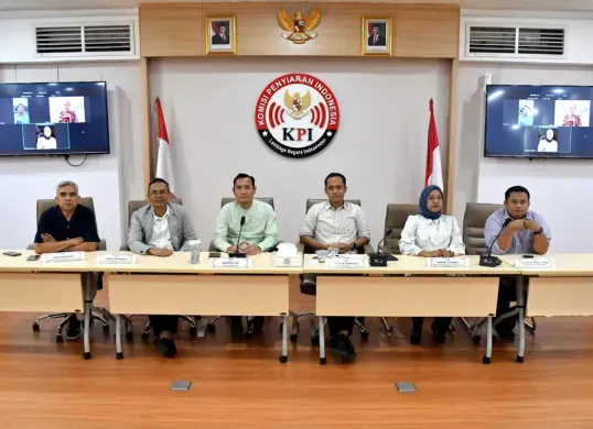 KPI menjatuhkan sanksi penghentian sementara terhadap program Xpose Uncensored yang tayang di Trans7. (Sumber: Dok. KPI)