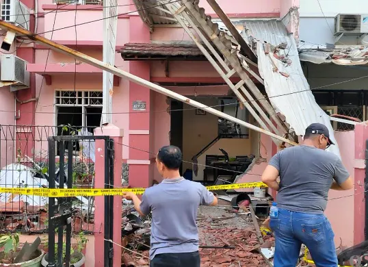 Petugas memasang garis polisi di lokasi ledakan gas LPG di Komplek Taman Palem, Cengkareng, Jakarta Barat, Rabu, 15 Oktober 2025. (Sumber: POSKOTA | Foto: Pandi Ramedhan)