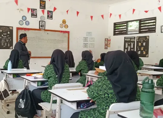 Para siswa SMAN 1 Cimarga, Kabupaten Lebak, kembali bersekolah, Rabu, 15 Oktober 2025. (Sumber: Dok. Guru)