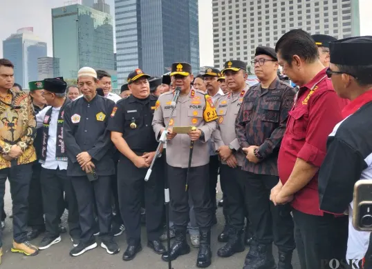 Ribuan anggota organisasi masyarakat (ormas) memadati Lapangan Markas Polda Metro Jaya, Senayan, Kebayoran Baru, Jkaarta Selatan, Rabu, 15 Oktober 2025. (Sumber: Poskota/Ali Mansur)