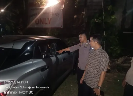 Petugas Polsek Sukmajaya melakukan pengecekan TKP modus pecah kaca. (Sumber: Dok Humas Polres Metro Depok)