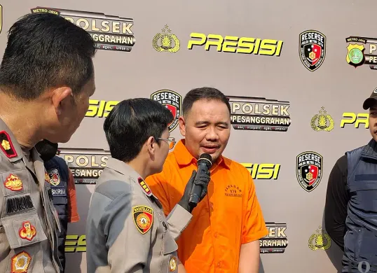 BAK, seorang kepala cabang showroom motor di Jakarta Selatan, yang ditangkap polisi usai menggelapkan uang perusahaan. (Sumber: POSKOTA | Foto: Angga Pahlevi)