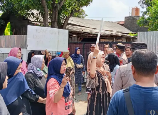 Warga Kavling Mawar Indah, Kelurahan Kali Baru, Kecamatan Medan Satria, Kota Bekasi melakukan aksi unjuk rasa menolak eksekusi lahan pada Rabu, 15 Oktober 2025. (Sumber: POSKOTA | Foto: Nurpini Aulia Rapika)