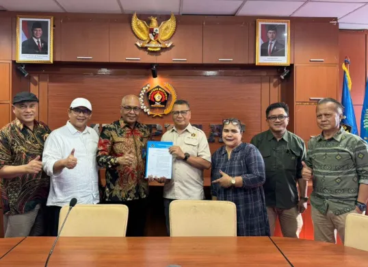 Ketua Umum PWI Pusat Akhmad Munir (tengah) menyerahkan SK Kepengurusan PWI Jakarta kepada Ketua PWI Jaya Kesit Budi Handoyo di Kantor PWI Pusat, Kebon Sirih, Jakarta Pusat, Rabu, 15 Oktober 2025. (Sumber: Dok. Istimewa)