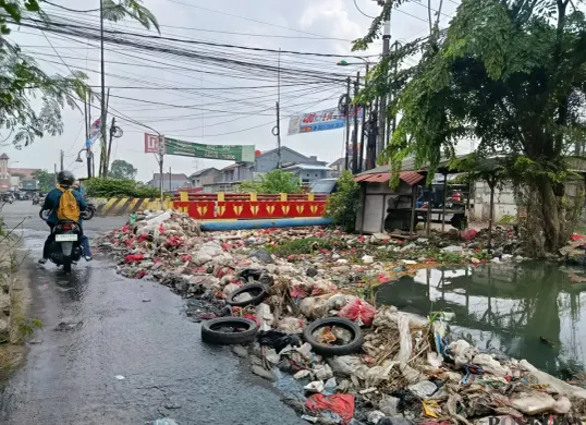 Tumpukan sampah menumpuk di Kali Jalan KH. Agus Salim, Kelurahan Karangsatria, Kecamatan Tambun Utara, Kabupaten Bekasi, Rabu 15 Oktober 2025. (Sumber: Poskota/Nurpini Aulia Rapika)