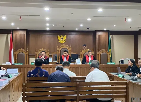 Lima pengusaha gula yang menjadi terdakwa sedang mendengarkan tuntutan dari JPU di sidang Pengadilan Tipikor PN Jakarta Pusat. (Sumber: POSKOTA | Foto: Ramot Sormin)