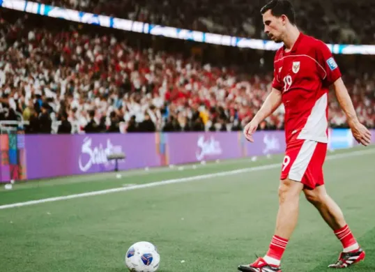 Potret gelandang Timnas Indonesia, Thom Haye yang tetap optimis masa depan skuad Garuda cerah meski gagal ke Piala Dunia 2026. (Sumber: Instagram/thomhaye)