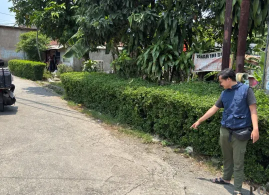 Warga menunjuk TKP penemuan mayat remaja di Kampung Babakan Tarikolot, Kelurahan Nanggewer, Kecamatan Cibinong. (Sumber: Poskota/Giffar Rivana)