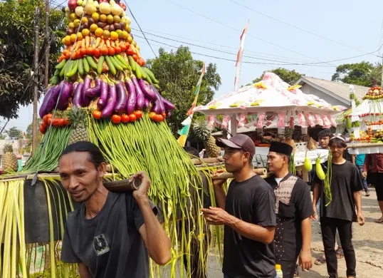 Para petani dan masyarakat di Desa Teluklada, Kecamatan Sobang, Kabupaten Pandeglang saat melakukan sedekah bumi. (Sumber: Dok. Panitia Acara Sedekah Bumi)
